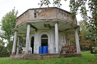Lichtensteiner Naturbad: Wahrzeichen soll gerettet werden - Momentan dient der Pavillon den „Royal Rangers“ unter anderem als Sammelplatz für ihr Lagerfeuer-Holz.