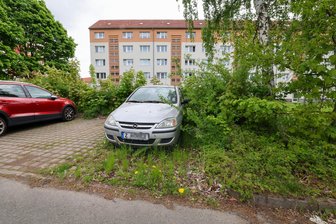 Lichtensteiner Neubaugebiet: Verlassenes Auto sorgt für Unmut bei Anwohnern - Der Corsa steht schon ewig auf dem obersten Parkplatz an der Lichtensteiner Schulstraße und ist von einer Seite ganz eingewachsen.