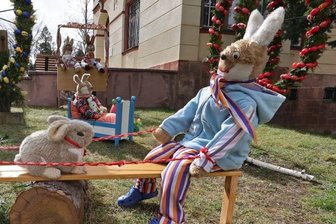 Lichtensteiner Osterhasenfamilie trotzt dem Sturm - Am Alten Rathaus an Poststraße in Lichtenstein ist die Familie Hasemann anzutreffen.
