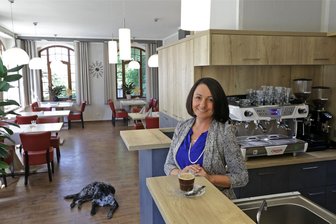 Lichtensteiner Parkschlösschen: Neue Chefin setzt voll auf Wachstum - gegen den Trend - Katrin Sehr hat das Parkschlösschen am 1. September im laufenden Betrieb übernommen. Zu ihren ersten Investitionen zählten eine neue Theke und eine besondere Kaffeemaschine. Hündin Candy hat sich im Lokal bereits gut eingelebt.