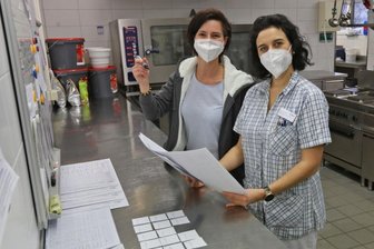 Lichtensteiner Pflegeheim kämpft mit Personalproblemen - Daniela Scharf und Dominique Klein werfen einen Blick auf die Speisepläne für den nächsten Tag. Wegen der Personalsituation helfen sie gelegentlich auch mal im Küchenbereich mit aus. 
