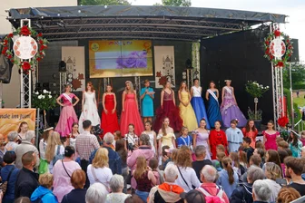 Lichtensteiner Rosenfest: Das sind die schönsten Bilder - Auf großes Interesse stieß die Modenschau mit Kleidern der ehemaligen Rosenprinzessinnen.