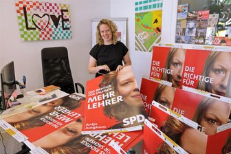 Lichtensteiner SPD-Kandidatin in Massencrash auf A 4 verwickelt: Krankenhaus statt Landtagswahlkampf - Kabelbinder in ihre Wahlplakate einfädeln kann Antje Junghans noch - viel mehr geht aber momentan nicht. Wegen eines Schleudertraumas und einer schweren Prellung fällt die SPD-Kandidatin ausgerechnet in der heißen Phase des Wahlkampfes weitgehend aus.