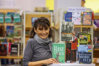 Lichtensteiner Stadtbibliothek: Wo Eltern und Filmfans richtig sparen können - Lichtensteins Bibliotheks-Chefin Katrin Hisslinger mit einigen ihrer Lieblingsbücher, die Spanne reicht von schwarzem Humor bis zu faszinierenden, labyrinthischen Gedankenspielen.
