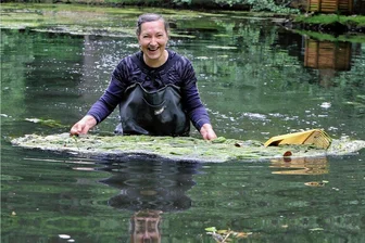 Lichtensteiner Stadtparkteich: Die "Algenqueen" lässt nicht locker - und inspiriert viele Teichretter - "Algenqueen" Sibylle Rohner ist es nicht immer zum Lachen zumute: Kaum hat sie den Teich halbwegs gesäubert, ist wieder alles grün. Trotzdem macht sie immer weiter - jetzt mit viel Unterstützung.