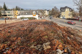 Lichtensteiner „Uni“-Brand: Warum der Schutt immer noch liegt - Am einstigen „Uni“-Standort in der Glauchauer Straße liegt immer noch ein Schuttberg. Die Beräumung würde rund 100.00 Euro kosten - wer dafür zahlen muss, ist derzeit offen.