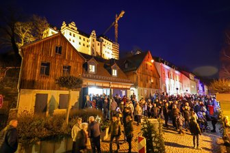 Lichtensteiner Weihnachtsmarkt mit Shuttle-Verkehr, Glühwein-Untergrenze und Lebkuchen-Lasern - Im vergangenen Jahr wurde der Lichtensteiner Weihnachtsmarkt erstmals am Fuße des Schlosses gefeiert (Foto). Diesmal findet er am Kulturpalais statt.