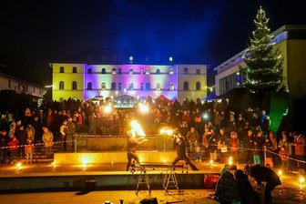 Lichtensteiner Weihnachtsmarkt: „Notvariante“ am Kulturpalais war voller Erfolg - Der erste Weihnachtsmarkt am Lichtensteiner Kulturpalais am Samstag fand viel Anklang. Sehr gut besucht war zum Beispiel die Feuershow, die nach Einbruch der Dunkelheit im Französischen Garten begann.