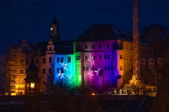 Lichtensteiner Weihnachtsmarkt: Premiere am neuen Ort - Im vergangenen Jahr gab es Adventsmusik vor dem beleuchteten Schloss. In diesem Jahr findet am Fuße des Schlosses erstmals der städtische Lichtensteiner Weihnachtsmarkt statt, auch diesmal mit Adventsmusik und festlicher Beleuchtung des zumindest außen sanierten Gemäuers. Das Gerüst soll bis dahin abgebaut sein.