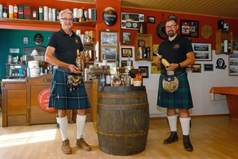 Lichtensteiner Whisky-Enthusiasten sind ständig auf der Jagd nach Raritäten - Jens Steinert (l.) und Markus Illing im Lichtensteiner Whiskyclub in Rödlitz.