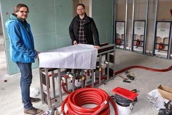Lichtensteiner XXL-Kita sucht noch einen Namen - Dort sollen sich ab Ende des Jahres die Steppkes waschen. Damit das rechtzeitig klappt, inspizieren Architekt Steve Lang (rechts) und Michael Hausotte von der Firma Heima die Sanitärinstallationen.