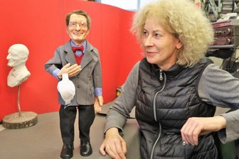 Lichtensteinerin fertigt Karl Lauterbach als Marionette fürs Fernsehen - Brigitte Schneider flirtet mit ihrer Schöpfung. 52 Zentimeter groß ist die Marionette die den Bundesgesundheitsminister darstellen soll und die in ihrer Lichtensteiner Werkstatt entstanden ist. Sie hat Karl Lauterbach perfekt getroffen - einschließlich der roten Fliege.