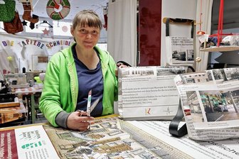 Lichtensteinerin näht Taschen aus alten Museums-Planen - Linni Grund stellt aus den Info-Planen der Bauzaun-Aktion Taschen der besonderen Art her. Rechts im Bild die vorbestellte Unionhof-Tasche.