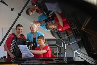 Lichtensteinerin räumt bei Musikwettbewerben ab - Aylin Karatas (links) und Lea Baumert (rechts) beim Vorspiel in Chemnitz. Lehrerin Uta Sander ist auf ihre Schützlinge stolz. 