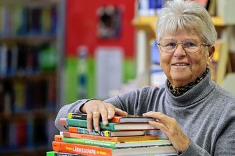 Lichtensteinerin verrät, warum das Lesen Freude macht und jung hält - Sabine Aischmann in der Stadtbibliothek Lichtenstein.