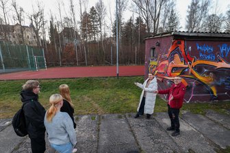 Lichtensteins Jugend soll Schiffscontainer bekommen - Holger Heine und Walentina Hamidulla zeigen die Stelle, an der demnächst der Schiffscontainer als Jugend-Treffpunkt aufgestellt werden soll. Dahinter befindet sich der Fußballplatz, den die jungen Leute gerne nutzen.