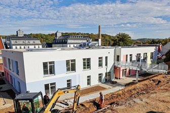 Lichtensteins neue Kita setzt auf erneuerbare Energien - Im oberen Bereich des Außengeländes spielen künftig die Kita-Kinder, auf Erdgeschoss-Höhe die Kleinen. Auf dem Dach ist Fotovoltaik installiert, die einen Großteil des benötigten Stroms liefert. 