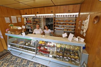 Lichtensteins versteckte Frauen-Bäckerei - Nadin Arnold (links) und Nicole Schubert-Funke führen die Bäckerei in der Topfmarktgasse seit zehn Jahren gemeinsam. Die Ladentheke stammt noch aus dem Jahre 1977, als ihr Vater das Geschäft eröffnete. Hier gibt es besondere Semmeln namens „Weiberärscheln“ und allerlei andere Spezialitäten, etwa Wickel- und Mehlklöße.