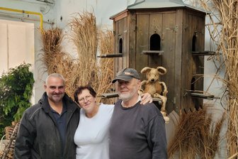 Lichtentanne: 126 Geflügelzüchter machen bei Kreisschau mit - Uwe Bochmann, Gabriele Voigt und Frieder Gastmeyer (v. l.) kümmern sich schon seit Tagen um die Vorbereitung der Ausstellung.