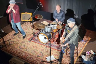 Lichtentanne: Abi Wallenstein sorgt mit Blues für Begeisterung - Steve Baker, Martin Röttger und Abi Wallenstein (v. l.) begeisterten ihre Fans in der Lichtentanner „Barbara“.