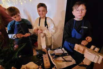 Lichtentanne: Adventszauber stimmt aufs Fest ein - Manuel Landgraf, Mads Einenkel und Hannes Klötzer (v. l.) von der Ebersbrunner Schnitzgruppe, haben buchstäblich alle Hände voll zu tun.