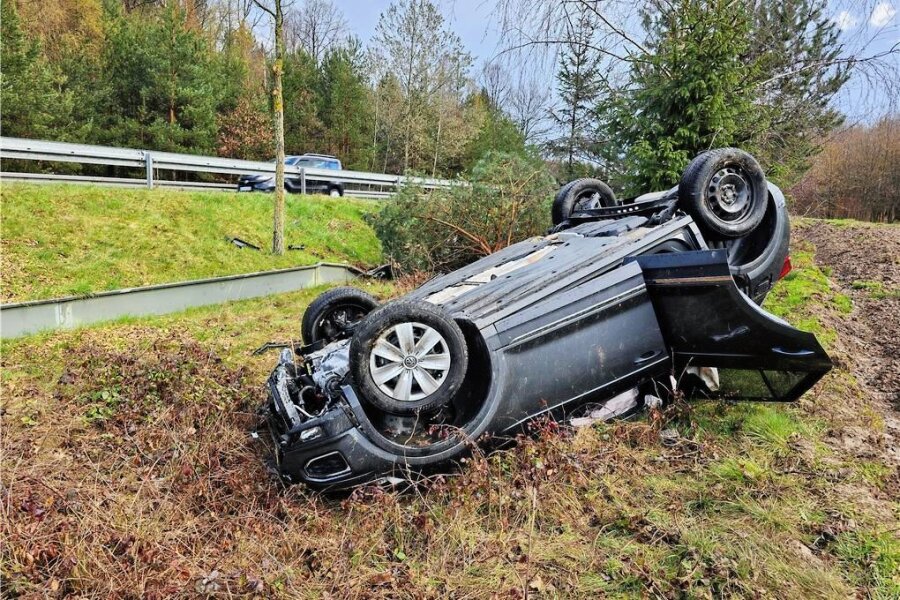 Lichtentanne: Auto überschlägt sich - Zu einem schweren Verkehrsunfall kam es am Dienstagnachmittag. 