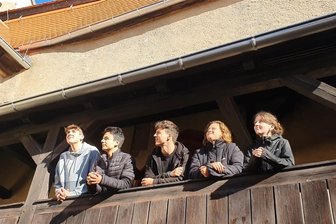 Lichtentanne: Band wirbt mit Video auch für die Burg - Florian, Lukas, Christian, Lara und Trixi (v. l.) bei den Außenaufnahmen auf der Burg Schönfels.