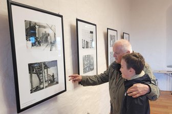 Lichtentanne: Eine fotografische Reise in die Vergangenheit von Schönfels - Ortschronist Max Einenkel verbringt mit Enkel Mads viel Zeit vor den einzelnen Bilddokumenten.