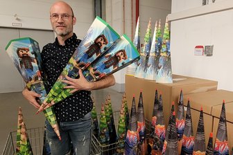 Lichtentanne: Firma Roth produziert Zuckertüten passend zu Film-Hit - Firmenchef Lukas Roth mit dem Zuckertütenmotiv, das dieses Jahr alle Rekorde bricht.