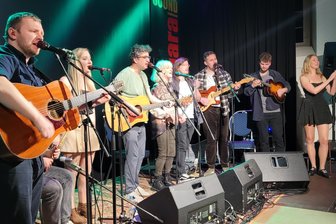 Lichtentanne: Guiness, Kilkenny und Superstimmung beim Irish Spring Festival - Zum Finale versammelten sich noch einmal alle Teilnehmer des Irish Spring Festivals auf der Bühne.
