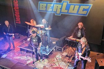 Lichtentanne: Hallo Barbara, hier ist Berluc! - Am Samstag spielten die Rocker von der Küste in der Kulturkirche "Barbara" in Lichtentanne.i