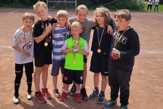 Lichtentanne: Hortkinder ziehen die Fußball-EM schon mal durch - So sehen Sieger aus: Das für Spanien angetretene Team hat in Stenn die Fußball-EM für sich entscheiden.