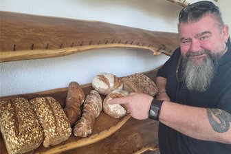 Lichtentanne: Stenner Biobäcker gewinnt viermal Gold - Der Stenner Biobäcker Michael Eichler mit einer Auswahl seiner vier Goldmedaillen-Brotsorten.