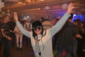 Lichtentanne: Super Stimmung bei Aprés-Ski-Party im Haasenwald - Monika Krolob-Bör aus Werdau hat sich passend winterlich gekleidet.