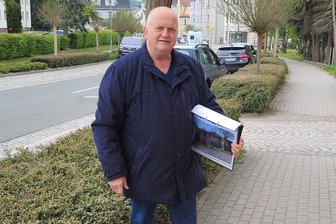 Lichtentanne: Vor allem Ältere kommen mit auf Reise in die Vergangenheit - Der Ortsrundgang mit Chronist Max Einenkel bekann am Lichtentanner Bahnhof.