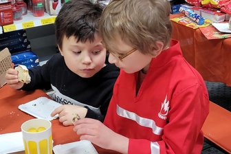 Lichtentanne/Zwickau: Geschenke sorgen für leuchtende Kinderaugen - Erst Geschenke auspacken, dann ordentlich stärken. Diese beiden haben die Welt um sich herum regelrecht vergessen.