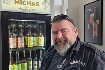 Lichtentanner Biobäcker und die Braukunst: Die Fleischerin in der Flasche - Michael Eichler vor seinen neu kreierten Biersorten - zu haben im Hofladen und dem Lichtentanner Bürgerkonsum.