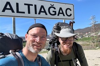 Lichtentanner Firmenchef kehrt aus Aserbaidschan zurück: „Die Menschen ticken überall gleich“ - Lukas Roth (links) und Florian im Dorf Altiagac in Aserbaischan. Dort begann ihre 72 Kilometer lange Überquerung des Kaukasus.