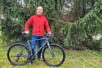 Lichtentanner Firmenchef will 1200 Kilometer durch Vorderasien radeln - Lukas Roth mit seinem Gravelbike noch ganz entspannt vor seinem Grundstück.