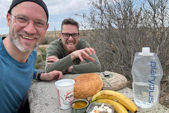 Lichtentanner Firmenchef wollte durch den Iran radeln: Ist jetzt Schluss am Kaukasus? - Der Humor ist Lukas Roth (links) und Florian auch unter spartanischen Bedingungen nicht abhanden gekommen.