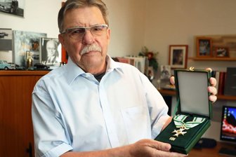 Lichtentanner hat viel Gutes für behinderte Menschen erreicht - Stephan Pöhler zeigt den Sächsischen Verdienstorden, der ihm jetzt verliehen wurde. 