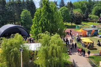 Lichtentanner Schule feiert Jubiläum mit Cocktails und Bandwettbewerb - Auf dem Schulgelände war unter anderem eine große Bühne für den Bandcontest aufgebaut.
