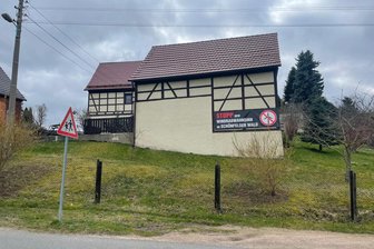 Lichtentanner wollen Bürgerentscheid über Windräder durchsetzen - Proteste gegen die geplanten Windräder finden sich in der Gemeinde Lichtentanne an zahlreichen Gebäuden.