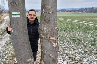 Lichtentannes Bürgermeister hofft auf Wiederwahl - Tino Obst an einem seiner Lieblingsorte, dem Rußbuttensteig. Das war einst eine Handelsstraße, die bis Leipzig führte und auf der Ruß für Wagenschmiere und Druckerschwärze transportiert wurde.