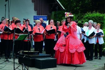 Lichtenwalde: 380 Sängerinnen und Sänger präsentieren ihr Programm - Die Schauspielerin Birgit Lehman moderiert als Gräfin Cosel das Sängertreffen.