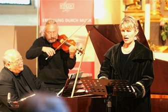 Lichtenwalde: Blinde Sopranistin begeistert Publikum in Schlosskapelle - Christoph Hammer am Hammerclavier (l.), Geiger Claude Weber und Sopranistin Gerlinde Sämann begeisterten beim Konzert am Donnerstagabend in der Schlosskapelle Lichtenwalde mit "Erinnerung ans Schicksal" von Maria Theresia von Paradis.