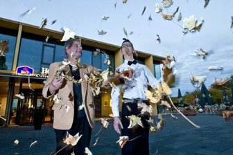 Lichtenwalde: Magier lassen "Herbstzauber" steigen - Die Zauberkünstler Ortwin Meister (links) und Tim Stüdemann sind zwei Mitwirkende der Veranstaltung "Herbstzauber", die an diesem Samstag im Schlosshotel Best Western in Lichtenwalde stattfindet.