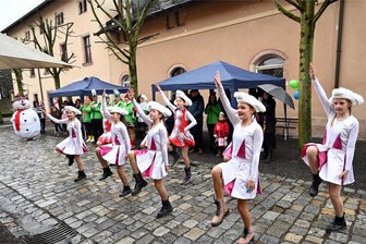 Lichtenwalde: Narren beweisen bei Regenwetter ein sonniges Gemüt - Die Fünkchen der BCC marschierten ungeachtet des Regens auf der Schlossallee zu Lichtenwalde auf.