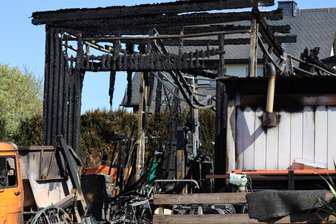 Lichtenwalde: Ursache für Brand weiter unklar - Hilfsbereitschaft im Ort - Ein zeigt sich das ausgebrannte Gebäude in Lichtenwalde Tage nach dem Brand.