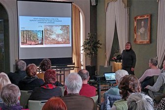 Lichtenwalde: Vortrag enthüllt Geheimnisse des Landschaftsparks - Katharina Müller gestaltete den unterhaltsamen Vortrag „Vom Lustgarten zum Landschaftspark“ im Trauzimmer des Schlosses Lichtenwalde. 50 Gäste verfolgten aufmerksam den Beitrag.